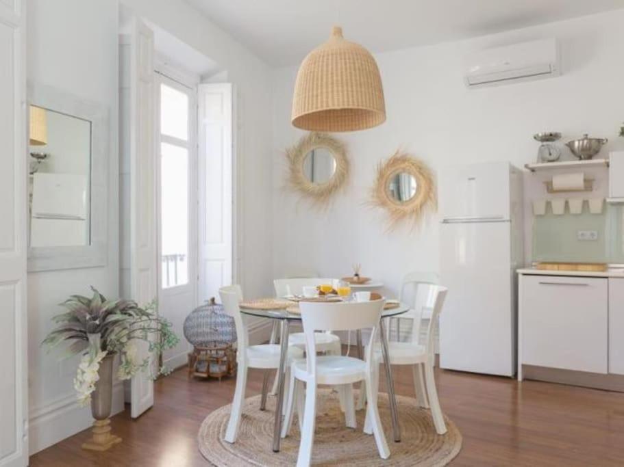 Chic Casa Cathedral At Calle Fresca 2-Bedroom Apartment In Malaga City Center Kültér fotó