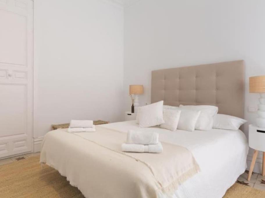 Chic Casa Cathedral At Calle Fresca 2-Bedroom Apartment In Malaga City Center Kültér fotó