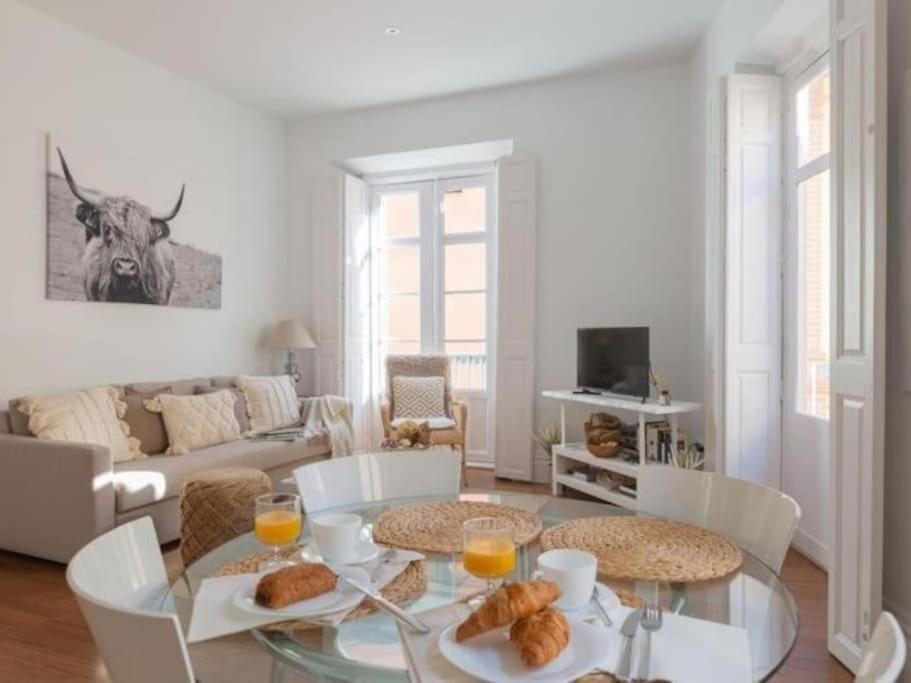 Chic Casa Cathedral At Calle Fresca 2-Bedroom Apartment In Malaga City Center Kültér fotó
