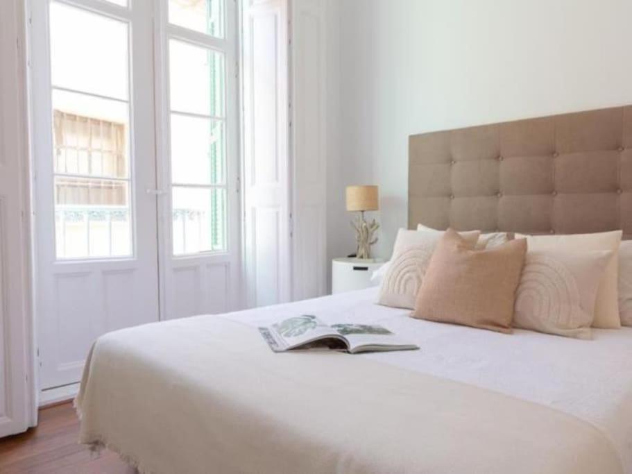 Chic Casa Cathedral At Calle Fresca 2-Bedroom Apartment In Malaga City Center Kültér fotó
